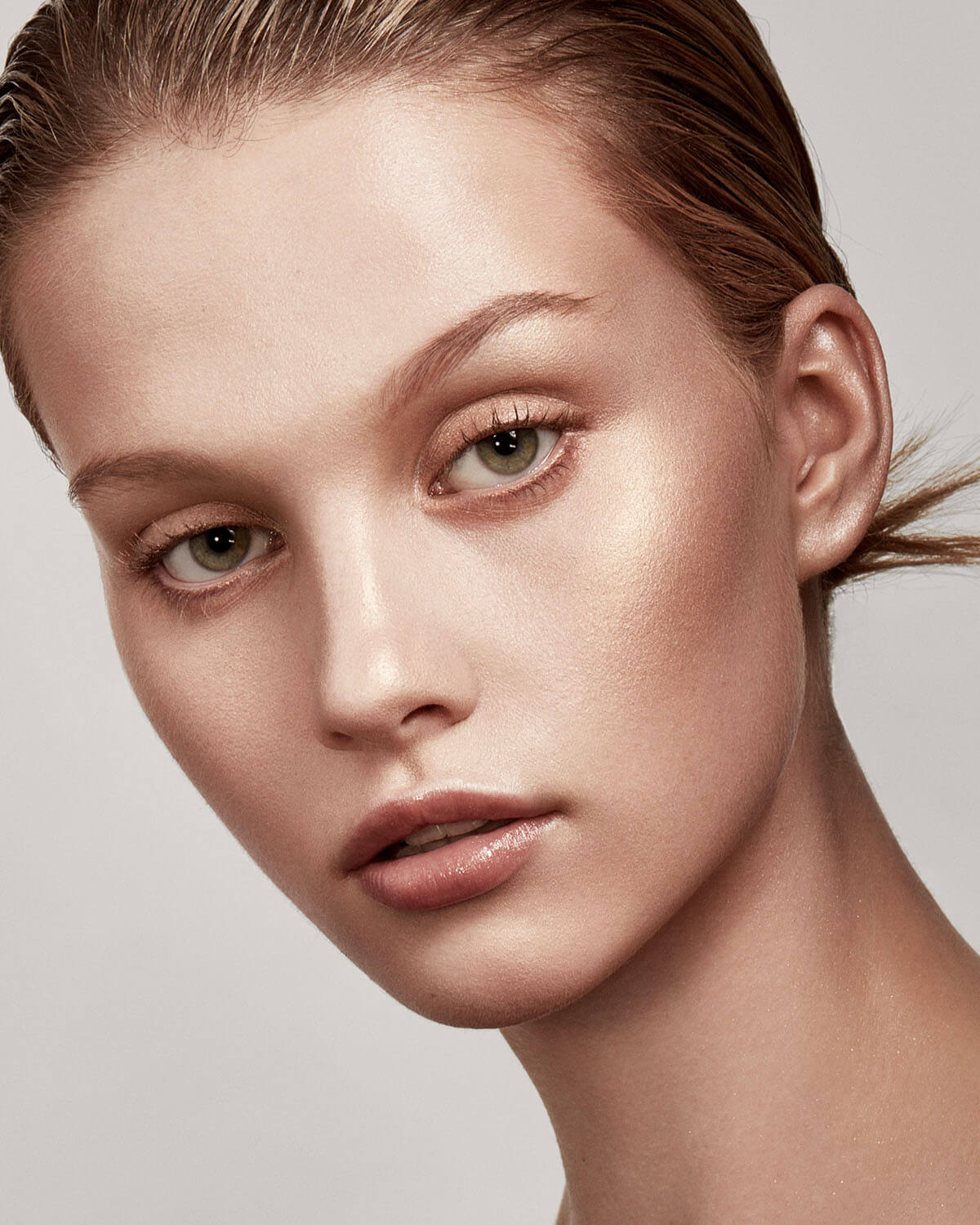 Fenty Beauty- KILLAWATT FREESTYLE HIGHLIGHTER (Mean Money/Hu$tla Baby soft champagne sheen / supercharged peachy champagne shimmer)