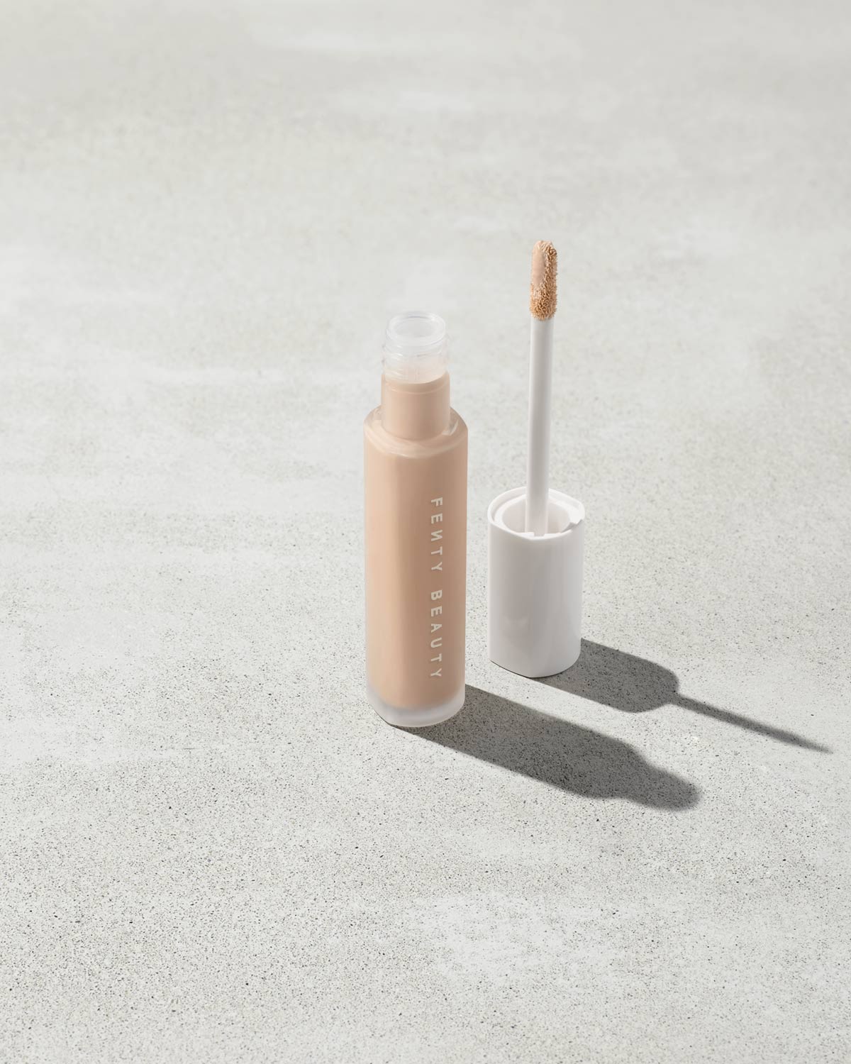 Fenty Beauty- PRO FILT'R INSTANT RETOUCH CONCEALER (160 light with cool peach undertone)