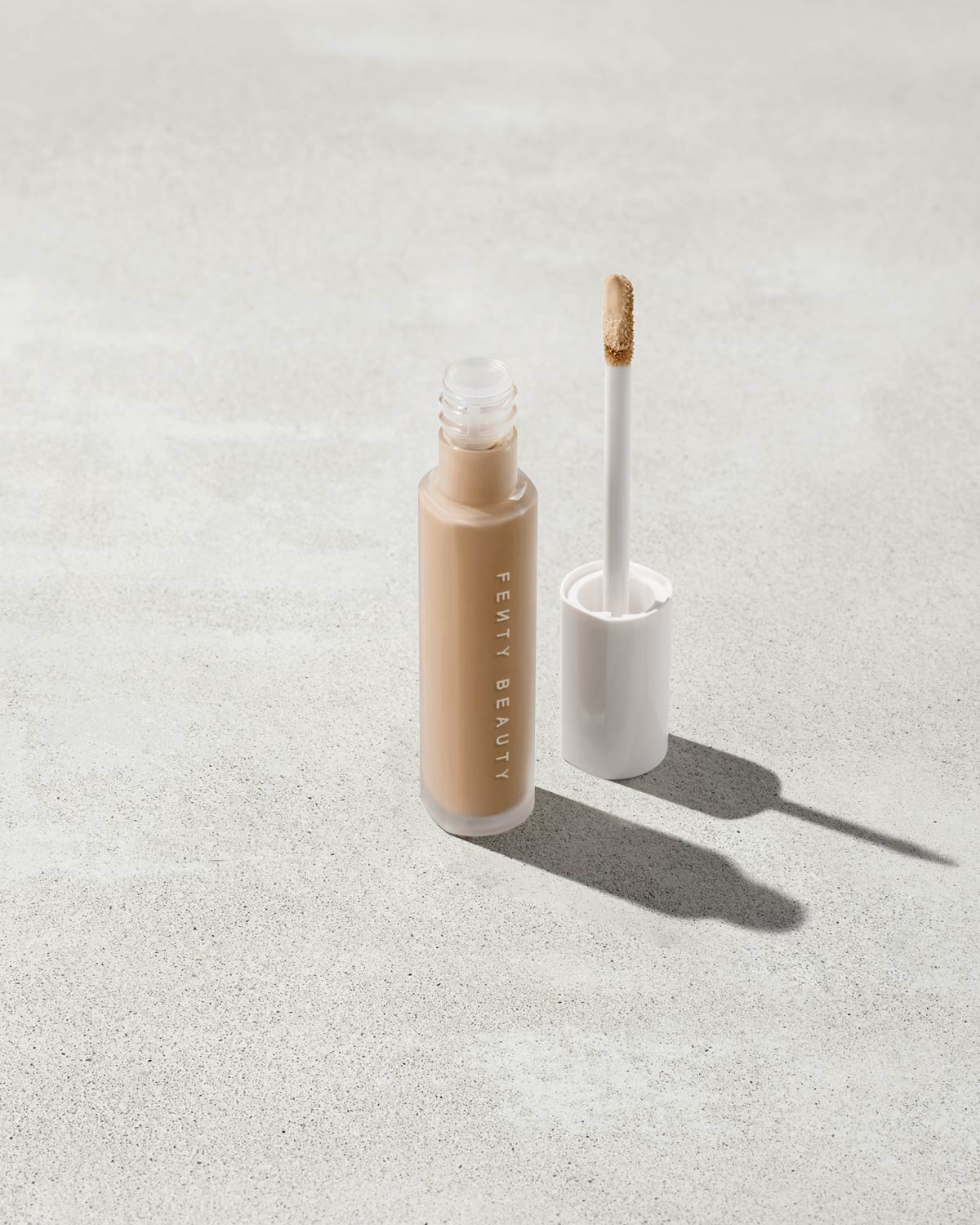 Fenty Beauty- PRO FILT'R INSTANT RETOUCH CONCEALER (220 light medium with warm undertone)