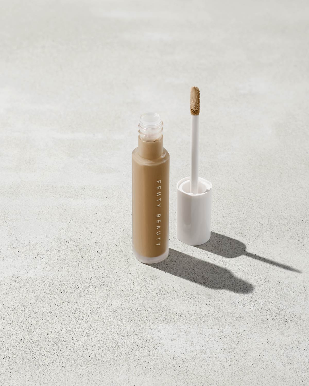 Fenty Beauty- PRO FILT'R INSTANT RETOUCH CONCEALER (330 medium with warm golden undertone)