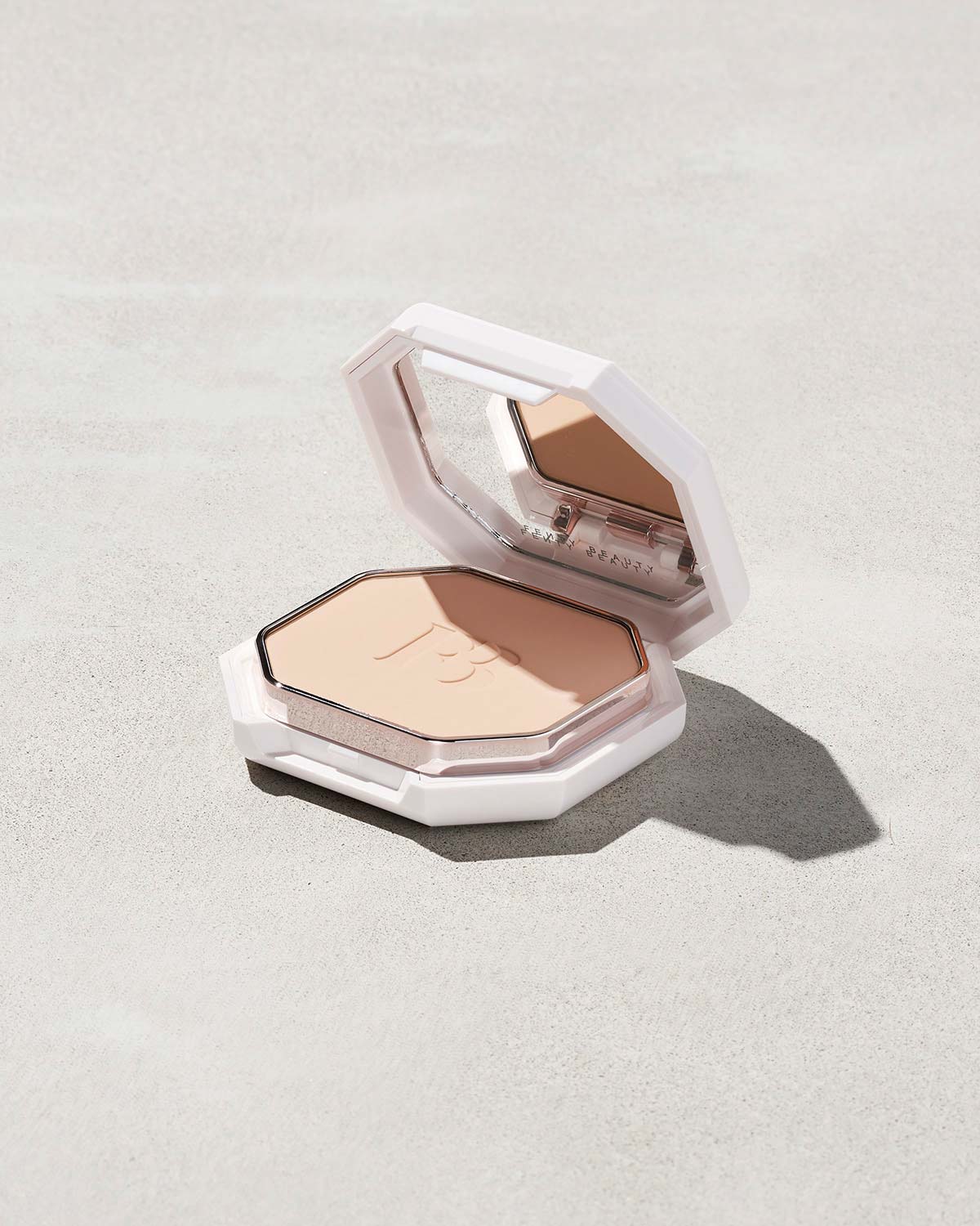 Fenty Beauty- PRO FILT'R SOFT MATTE POWDER FOUNDATION (140 light with warm yellow undertones)
