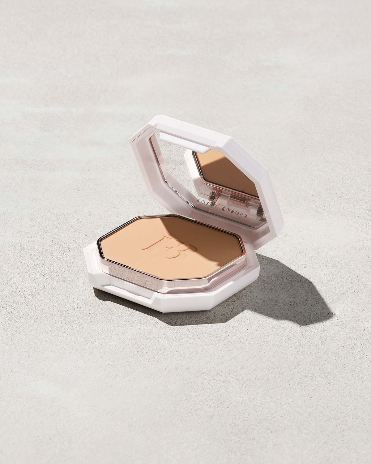 Fenty Beauty- PRO FILT'R SOFT MATTE POWDER FOUNDATION (185 light medium with neutral undertones)