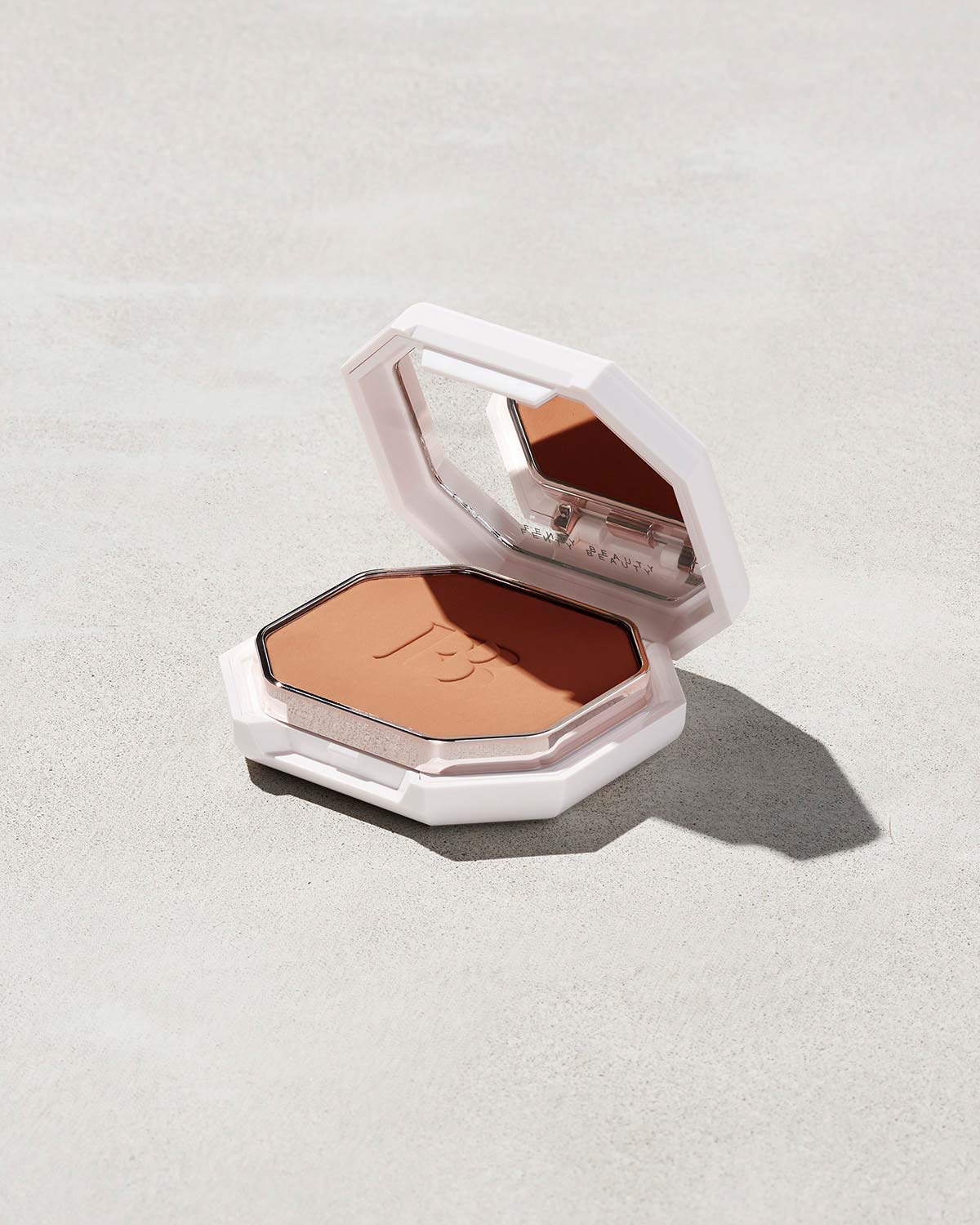 Fenty Beauty- PRO FILT'R SOFT MATTE POWDER FOUNDATION (320 medium with warm peach undertones)