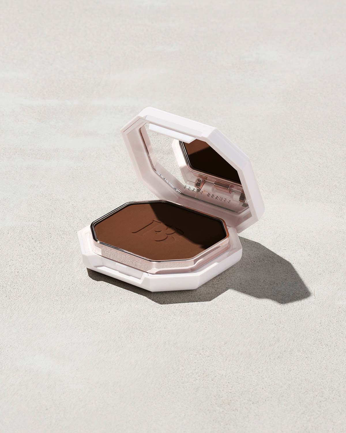 Fenty Beauty- PRO FILT'R SOFT MATTE POWDER FOUNDATION (460 deep with warm bronze undertones)