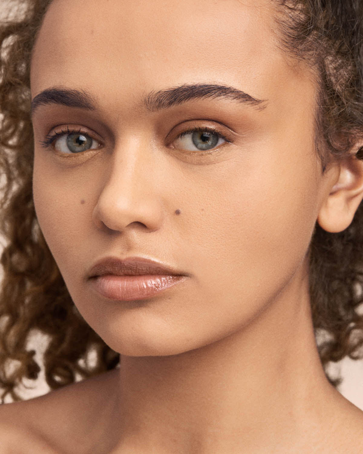 Fenty Beauty- PRO FILT'R SOFT MATTE LONGWEAR FOUNDATION (255 medium with warm golden undertones)