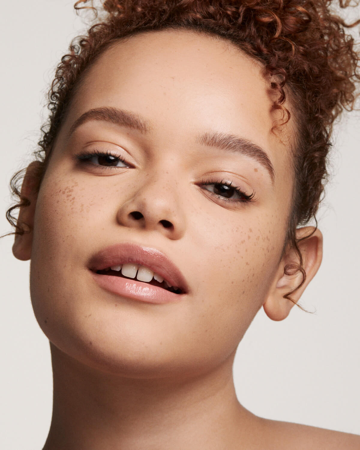 Fenty Beauty- PRO FILT'R SOFT MATTE LONGWEAR FOUNDATION (220 light medium with warm peach undertones)