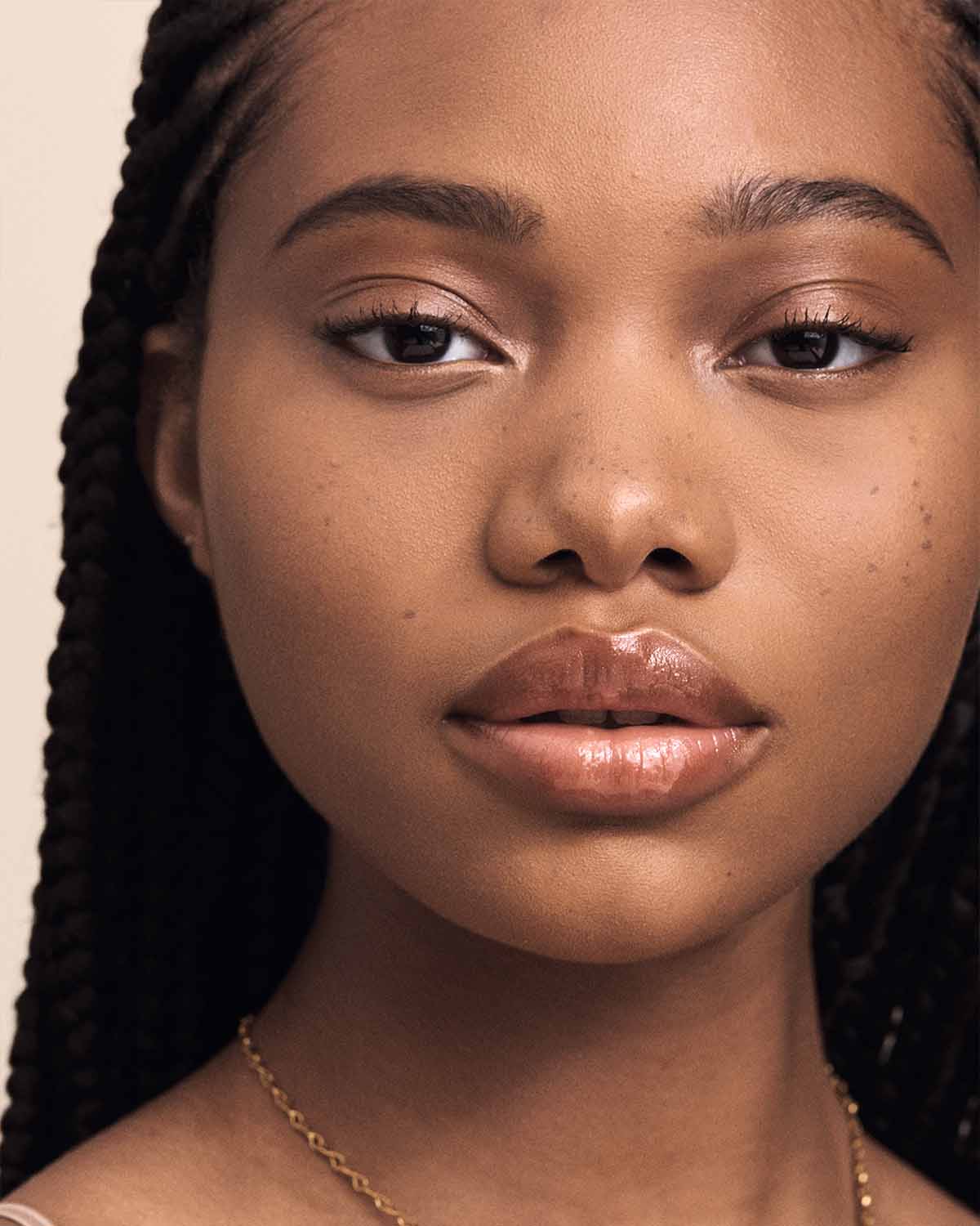 Fenty Beauty- PRO FILT'R SOFT MATTE POWDER FOUNDATION (330 medium with warm golden undertones)