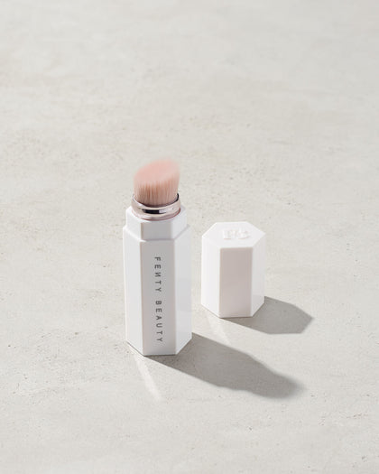 Fenty Beauty- PORTABLE HIGHLIGHTER BRUSH 140