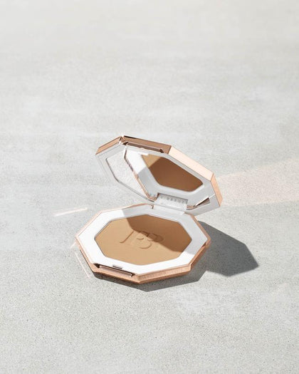 Fenty Beauty- Sun Stalk'r Instant Warmth Bronzer (Shady Biz)