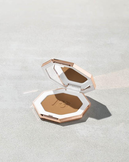 Fenty Beauty- Sun Stalk'r Instant Warmth Bronzer (Island Ting)